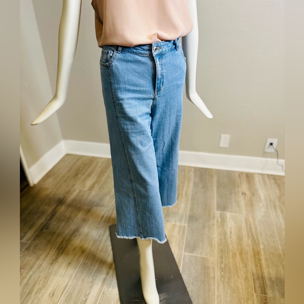 Du Jour Light wash wide leg high waisted jeans. Cropped. Some stretch.